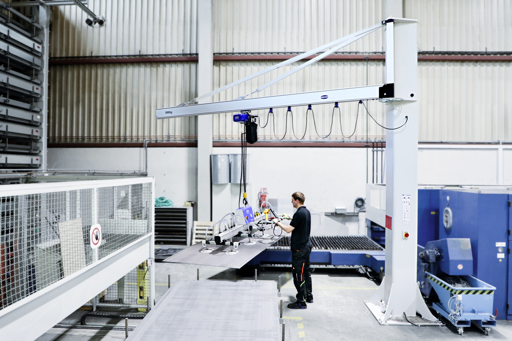 Ergonomically loading a laser cutting machine with sheet metal weighing up to 500 kg.